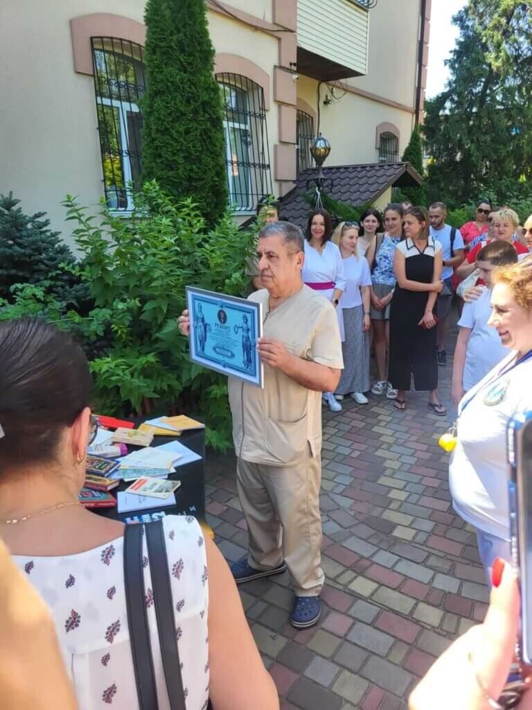 Професор Рахманов зі медичним персоналом інституту 
