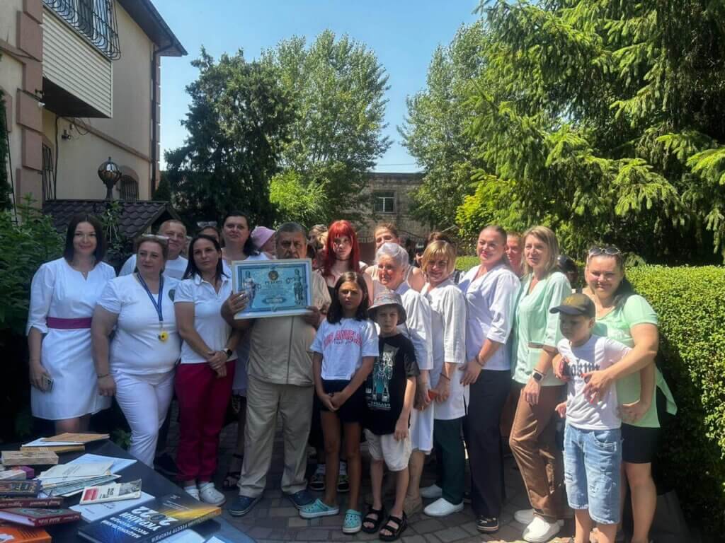 Професор Рахманов зі медичним персоналом інституту "Дитячої та сімейної психіатрії" 